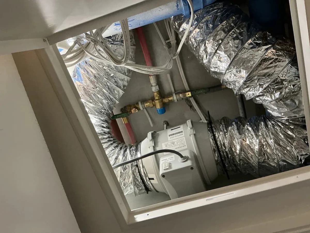 Instantaneous hot water unit in the apartment cupboard